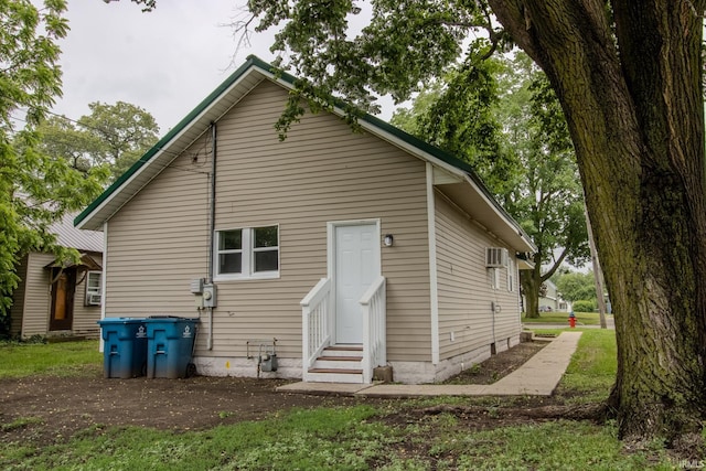 400 S Main St, Knox, IN 46534 - back of property with entry steps