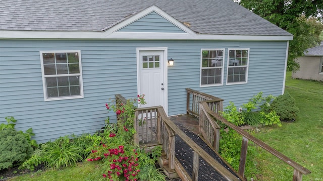 1109 E 6th St, Fowler, IN 47944 - view of front of house featuring a shingled roof and a front yard