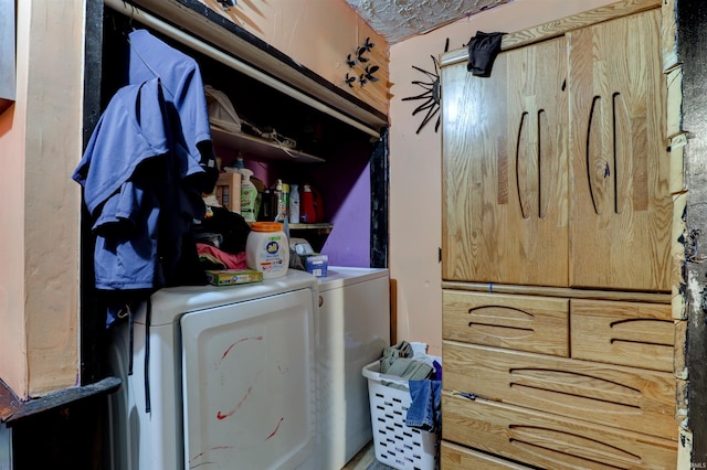 9469 W Sinclair Rd, Birdseye, IN 47513 - laundry area featuring independent washer and dryer