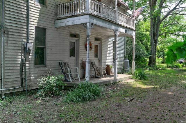 9469 W Sinclair Rd, Birdseye, IN 47513 - property entrance featuring a balcony
