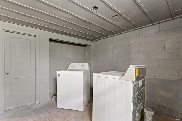1815 E Bowman St, South Bend, IN 46613 - laundry area featuring washer / clothes dryer and concrete block wall