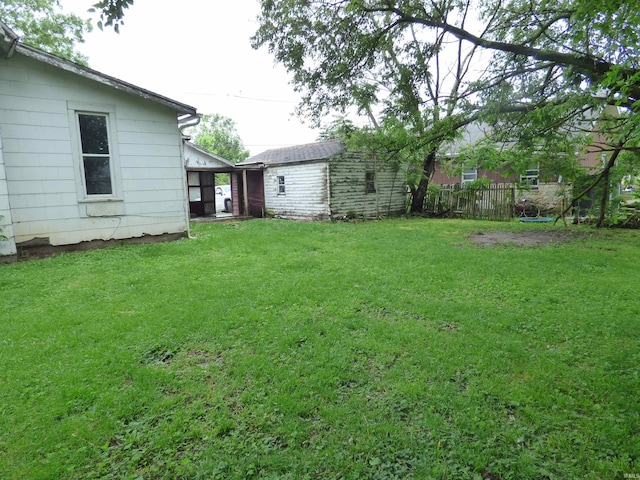302 W Freeman St, Frankfort, IN 46041 - view of yard