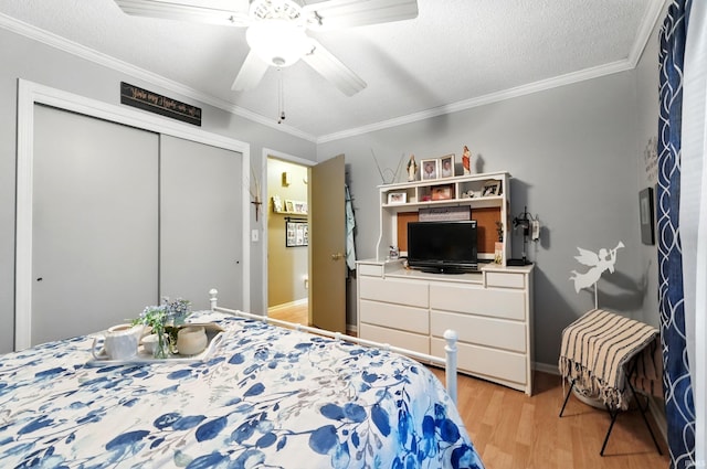 6916 Woodtrail Ct, Fort Wayne, IN 46835 - bedroom featuring light wood-type flooring, a closet, crown molding, ceiling fan, and a textured ceiling