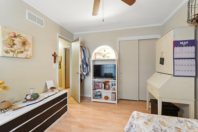 6916 Woodtrail Ct, Fort Wayne, IN 46835 - bedroom with ornamental molding, light wood-style floors, and a ceiling fan