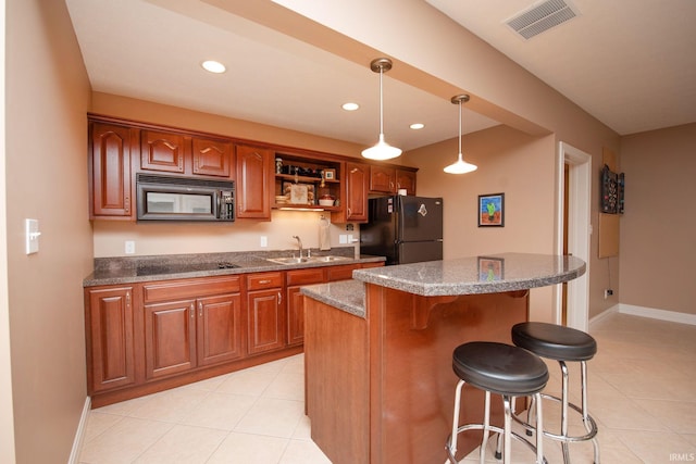 2307 Stacey Hollow Pl, Lafayette, IN 47905 - kitchen with black appliances, a sink, a breakfast bar area, a center island, and recessed lighting