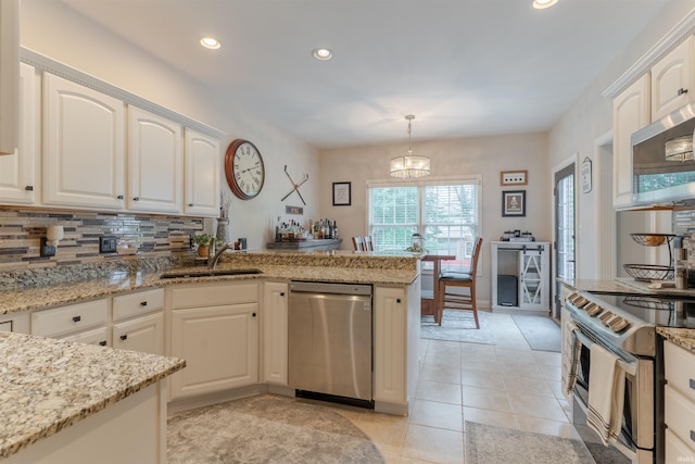 2534 Wheaton Dr, Evansville, IN 47725 - kitchen with stainless steel appliances, a sink, recessed lighting, a peninsula, and backsplash
