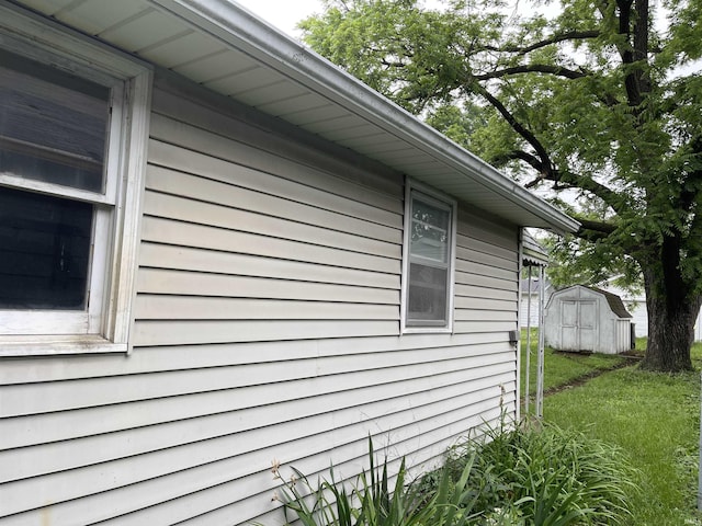 2405 Clara Ave, Fort Wayne, IN 46805 - view of side of home with a lawn