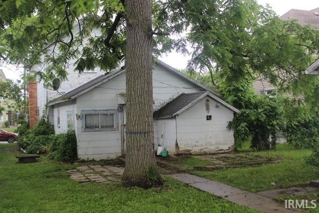 135 S Broad St, Dunkirk, IN 47336 - rear view of property featuring a lawn
