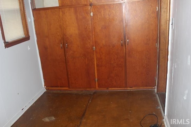 135 S Broad St, Dunkirk, IN 47336 - detailed view of baseboards