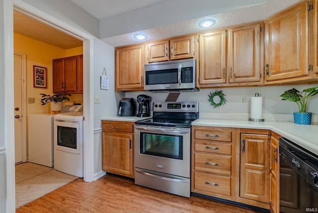 4635 S Bellamy Blvd, Marion, IN 46953 - kitchen featuring stainless steel appliances, separate washer and dryer, light countertops, and light wood-style flooring
