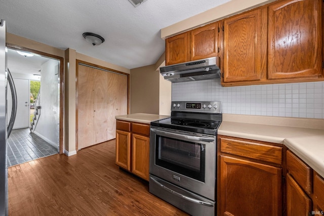 6320 Wakopa Ct, Fort Wayne, IN 46815 - kitchen featuring stainless steel appliances, under cabinet range hood, backsplash, and brown cabinetry