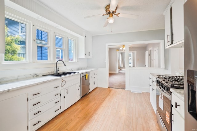 618 N Lake St, Warsaw, IN 46580 - kitchen with stainless steel appliances, a sink, ceiling fan, light wood-style flooring, and healthy amount of natural light