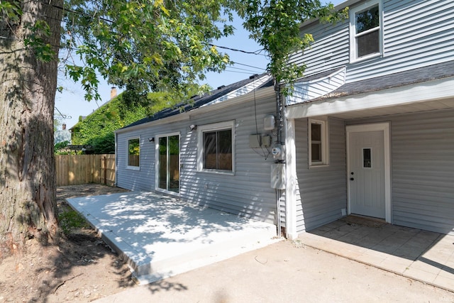1431 Kilbourn St, Elkhart, IN 46514 - entrance to property featuring a patio area