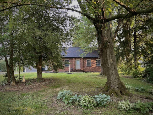 5425 Lincoln Ave, Evansville, IN 47715 - view of front facade featuring a front yard and brick siding