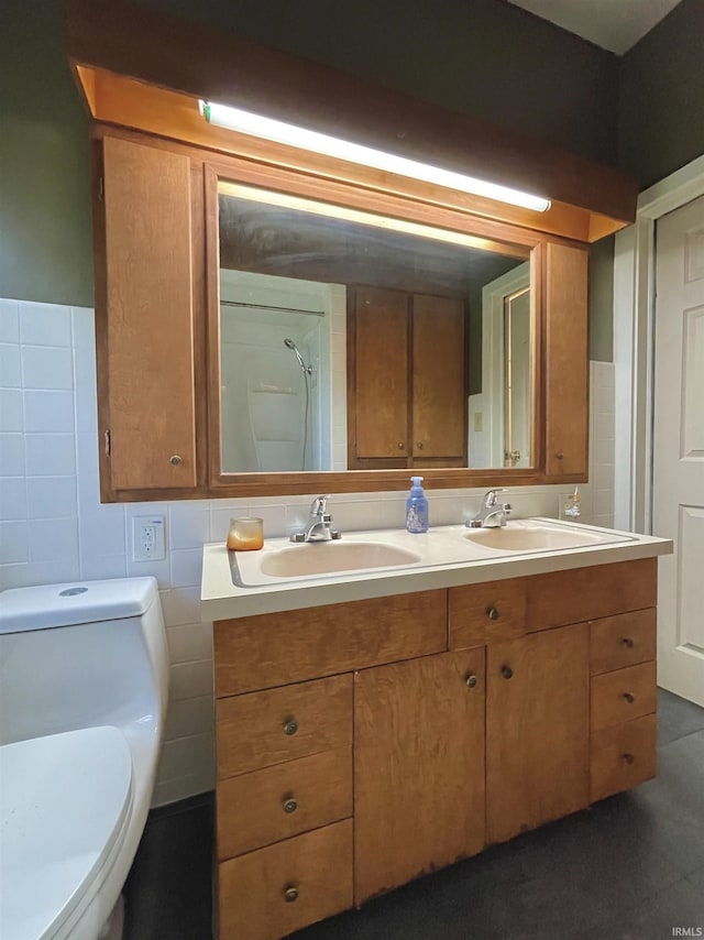 5425 Lincoln Ave, Evansville, IN 47715 - full bathroom with double vanity, toilet, and tile walls