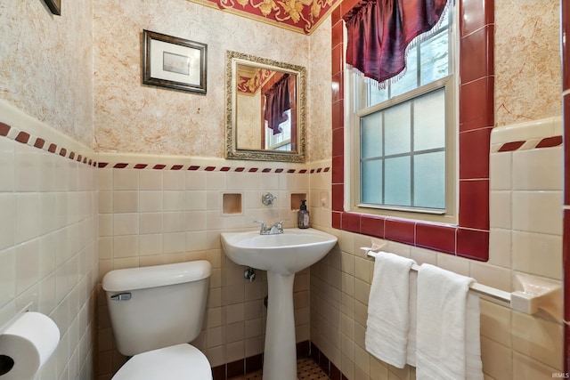 2307 Forest Park Blvd, Fort Wayne, IN 46805 - bathroom featuring tile walls