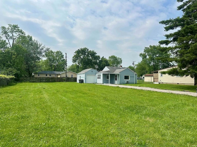 3912 E Fleming Ave, Fort Wayne, IN 46806 - back of house featuring a garage