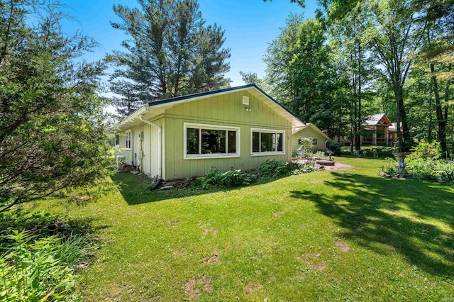 6521 Snug Harbour Ln, Unionville, IN 47468 - view of side of property with a yard