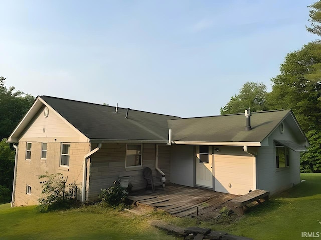 302 S Edgewood Dr, Ellettsville, IN 47429 - rear view of house featuring a yard