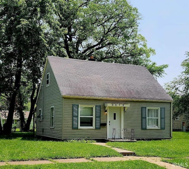 3213 Robinwood Dr, Fort Wayne, IN 46806 - cape cod house with a front yard