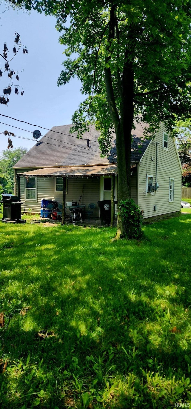 3213 Robinwood Dr, Fort Wayne, IN 46806 - back of house with a yard