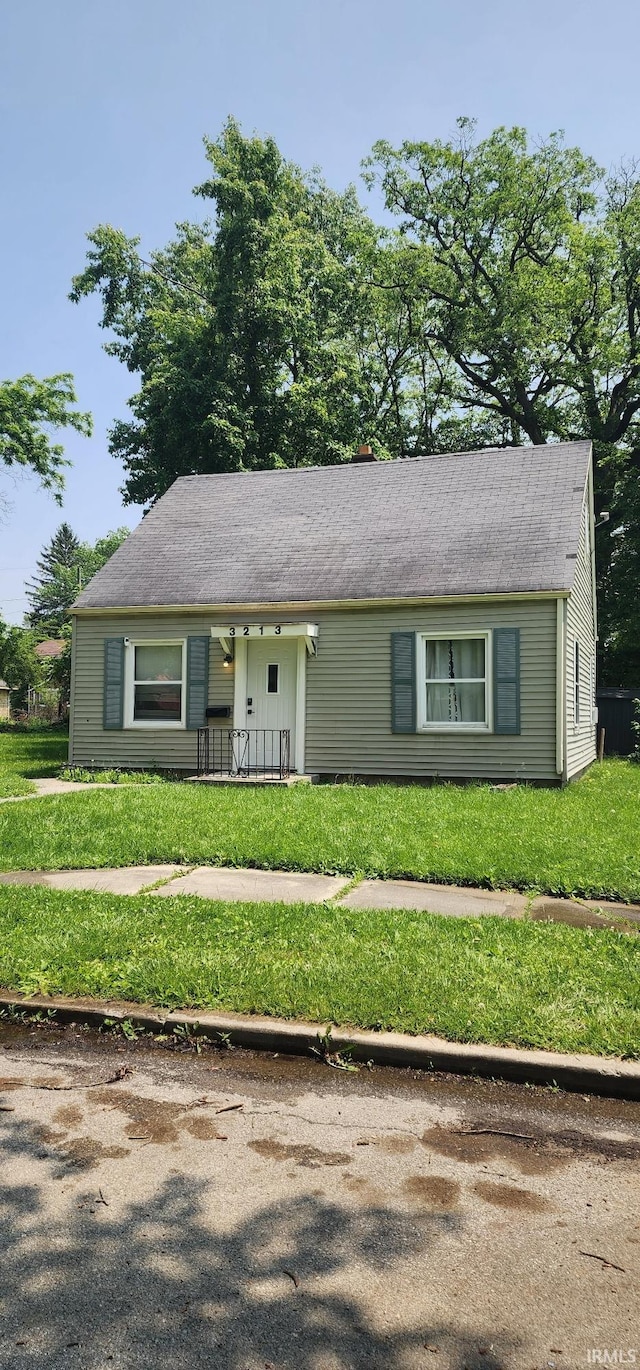 3213 Robinwood Dr, Fort Wayne, IN 46806 - view of front of property featuring a front yard