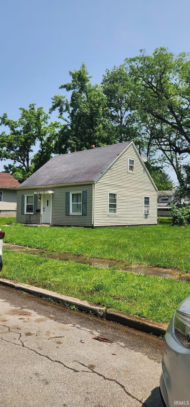 3213 Robinwood Dr, Fort Wayne, IN 46806 - ranch-style house with a front lawn