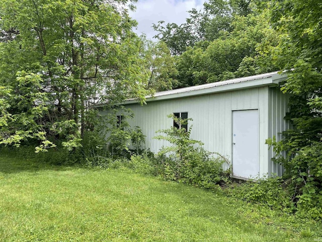520 S Butterfield Rd, Muncie, IN 47302 - view of grassy yard featuring an outbuilding