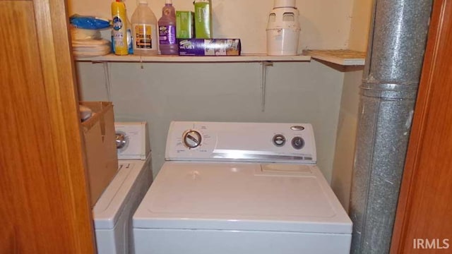 1001 Barnett St, Vincennes, IN 47591 - laundry area featuring washer and dryer