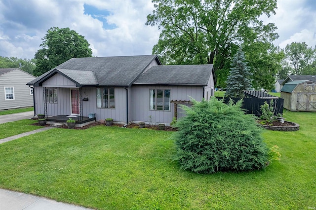 614 E S B St, Gas City, IN 46933 - ranch-style home with roof with shingles, a front lawn, and a porch