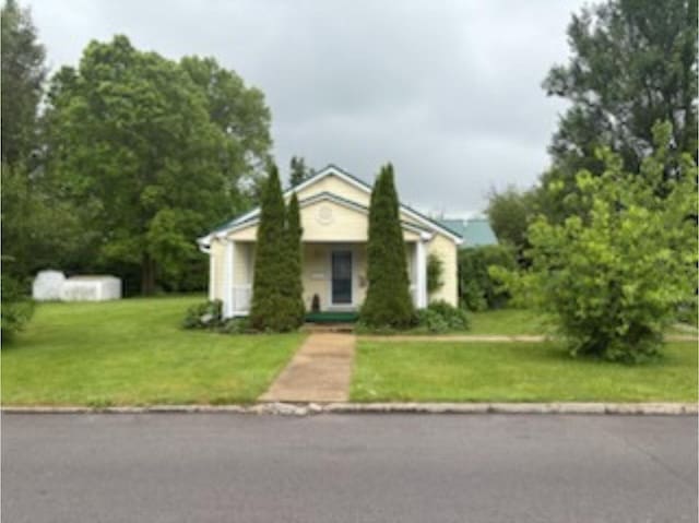 1144 E 30th St, Marion, IN 46953 - view of front of property featuring a front lawn