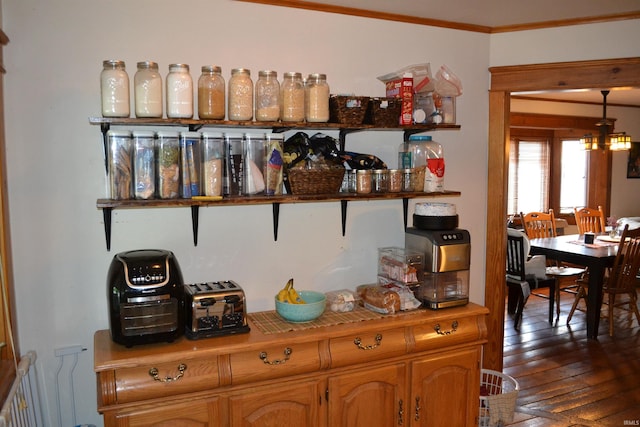 523 S Bluff St, Monticello, IN 47960 - detailed view of crown molding and wood finished floors
