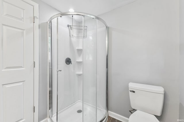 340 W Turner St, Bloomfield, IN 47424 - full bath featuring a stall shower, toilet, and baseboards