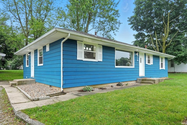 9014 Muldoon Rd, Fort Wayne, IN 46819 - ranch-style home with a front yard