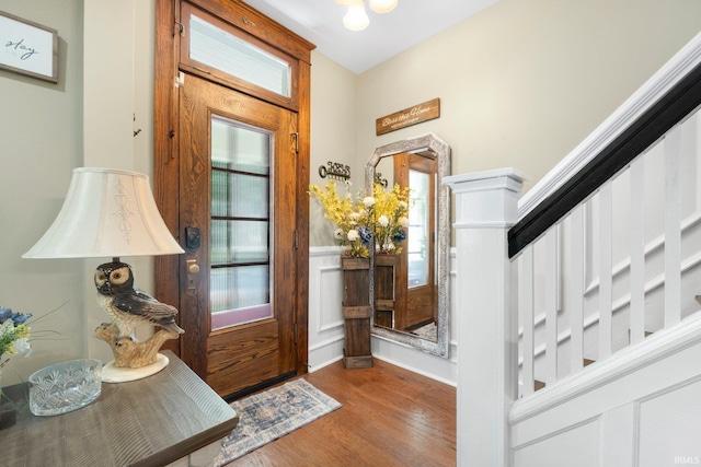1214 W Jefferson Blvd, Fort Wayne, IN 46802 - foyer featuring wood finished floors