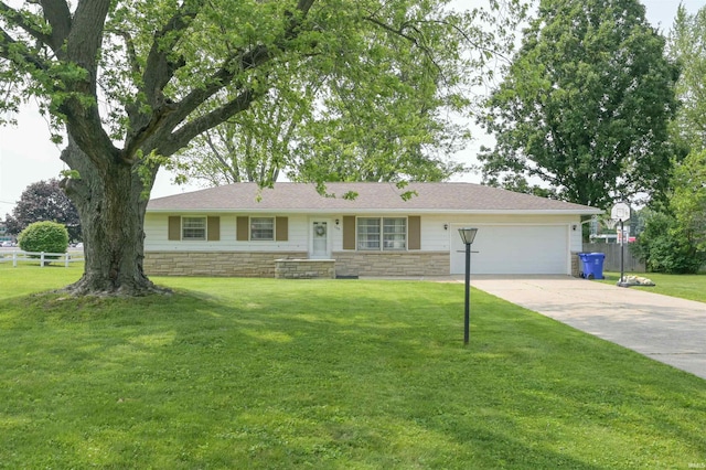 708 Carson Ct, Kokomo, IN 46902 - single story home with stone siding, a garage, and concrete driveway