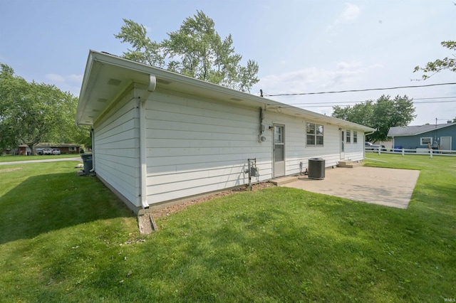 708 Carson Ct, Kokomo, IN 46902 - rear view of property with a patio and a yard