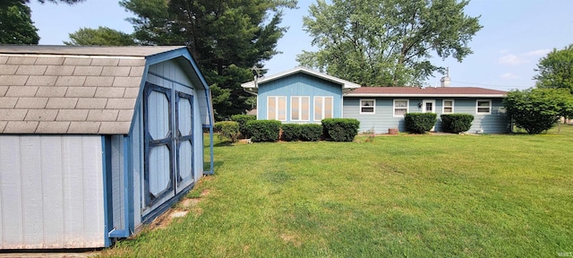 113 N Beechwood St, Warsaw, IN 46582 - view of front facade featuring a front yard, a storage unit, a gambrel roof, and roof with shingles