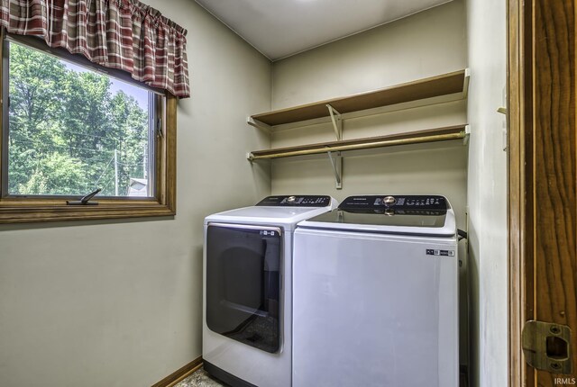 2560 E Maple Dr, Bluffton, IN 46714 - laundry room featuring washer and dryer and baseboards