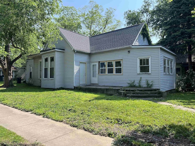 1002 Elizabeth St, Lafayette, IN 47904 - view of front of house featuring roof with shingles and a front lawn