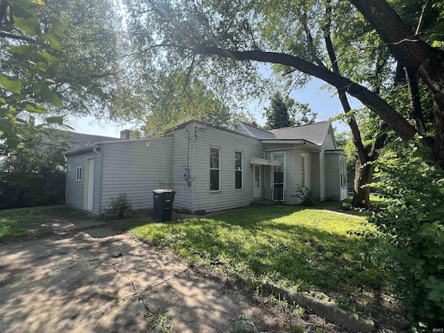 1002 Elizabeth St, Lafayette, IN 47904 - view of front of house with a front yard and a chimney