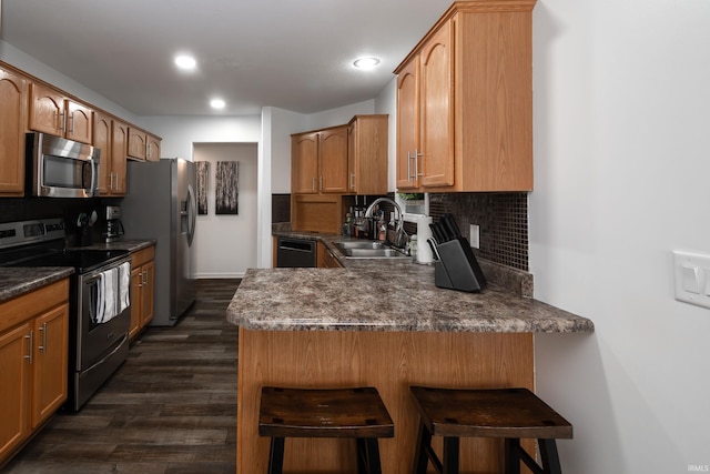 1811 Apopka Way, Fort Wayne, IN 46814 - kitchen with appliances with stainless steel finishes, a peninsula, backsplash, dark countertops, and recessed lighting
