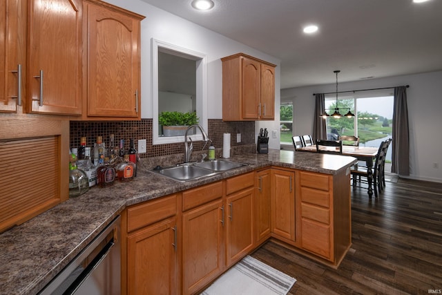 1811 Apopka Way, Fort Wayne, IN 46814 - kitchen with dark wood-type flooring, decorative backsplash, a peninsula, pendant lighting, and recessed lighting