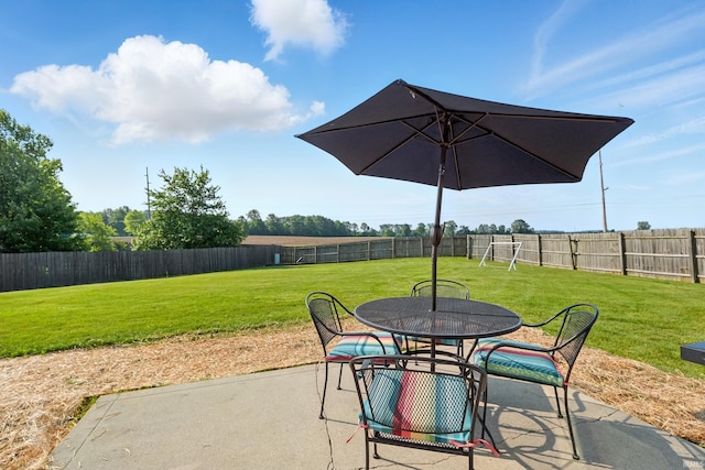 10412 Kentfield Pl, Fort Wayne, IN 46818 - fenced backyard featuring a patio and outdoor dining area