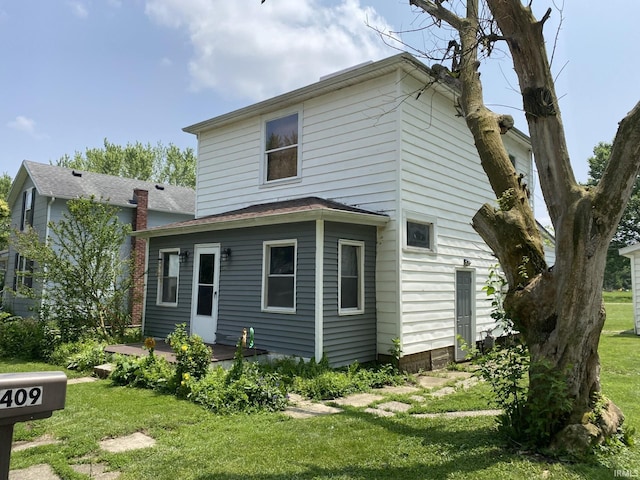 1409 W King St, Garrett, IN 46738 - view of front of house featuring a front lawn and a shingled roof