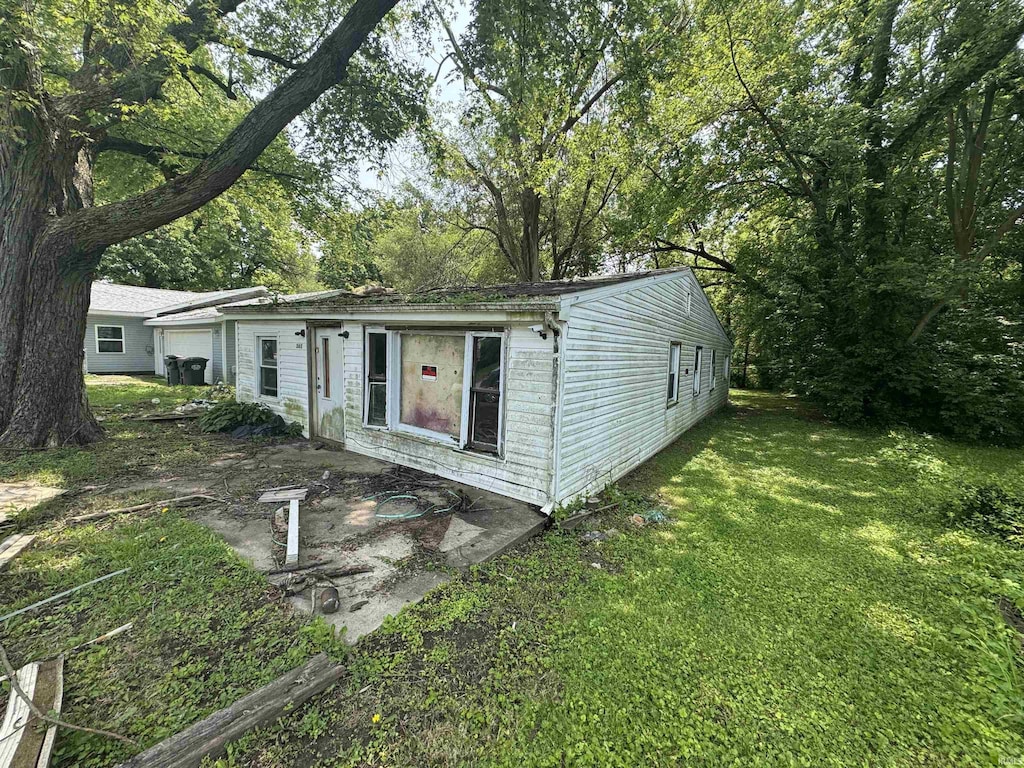 365 Elm St, Albany, IN 47320 - view of front of property featuring a front lawn