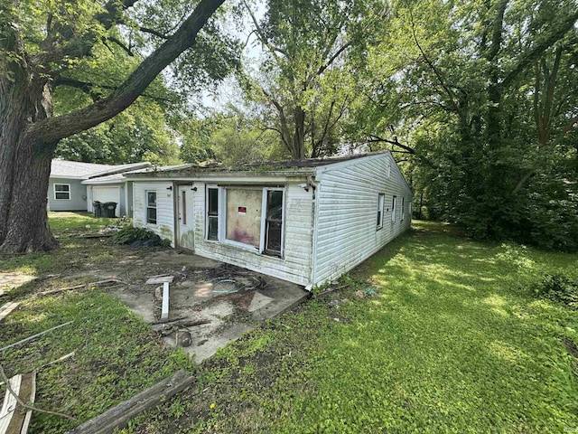 365 Elm St, Albany, IN 47320 - view of front of property featuring a front lawn