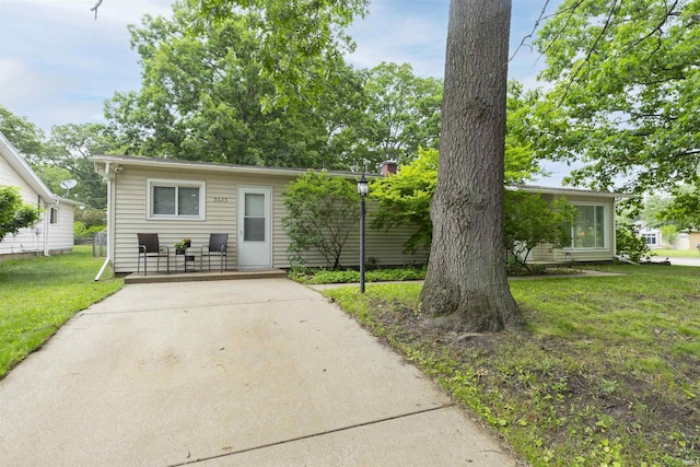 3623 Rexford Dr, South Bend, IN 46615 - view of front facade with a front yard and concrete driveway