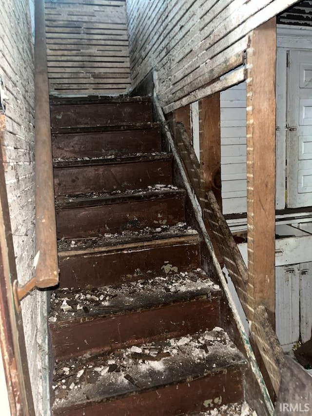 816 Allen St, South Bend, IN 46616 - view of staircase