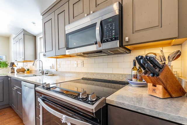 921 S Sheridan Dr, Bloomington, IN 47401 - kitchen with stainless steel appliances, backsplash, gray cabinets, and light wood finished floors